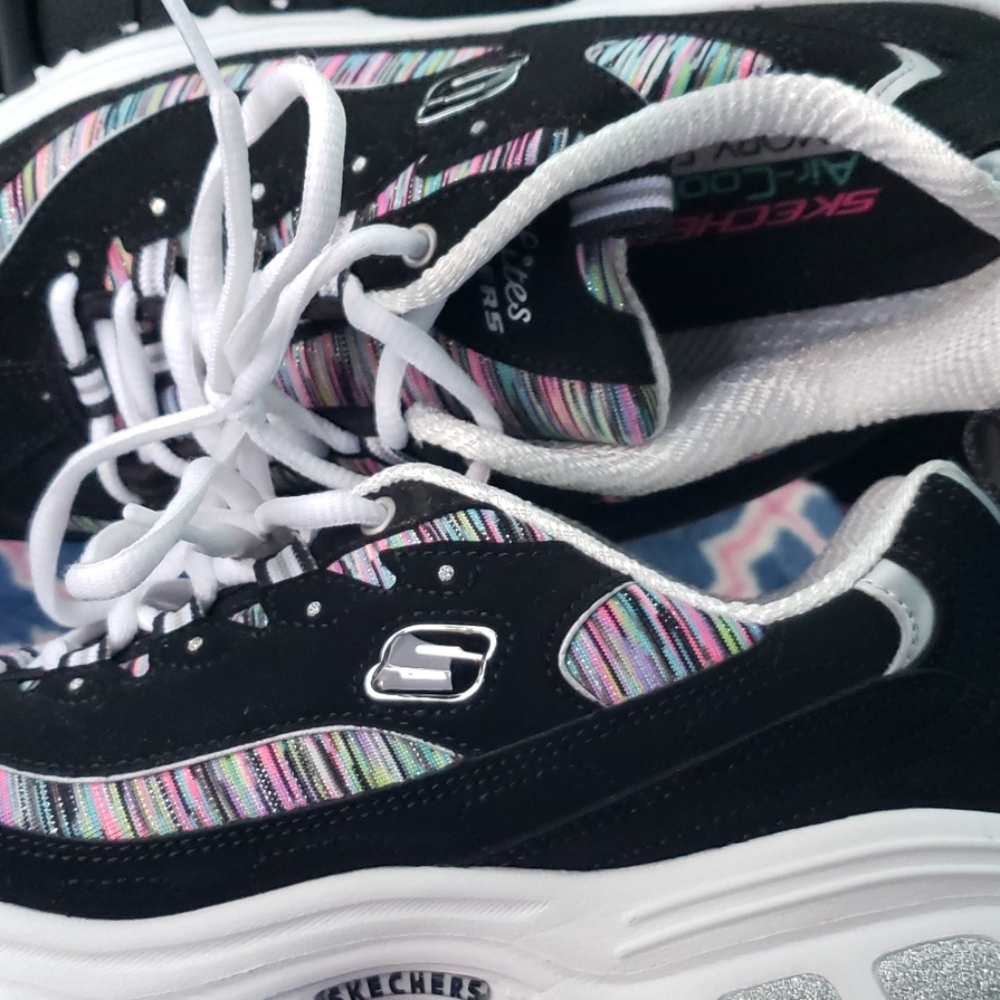 Sketchers D'Lites memory foam size 8 womens